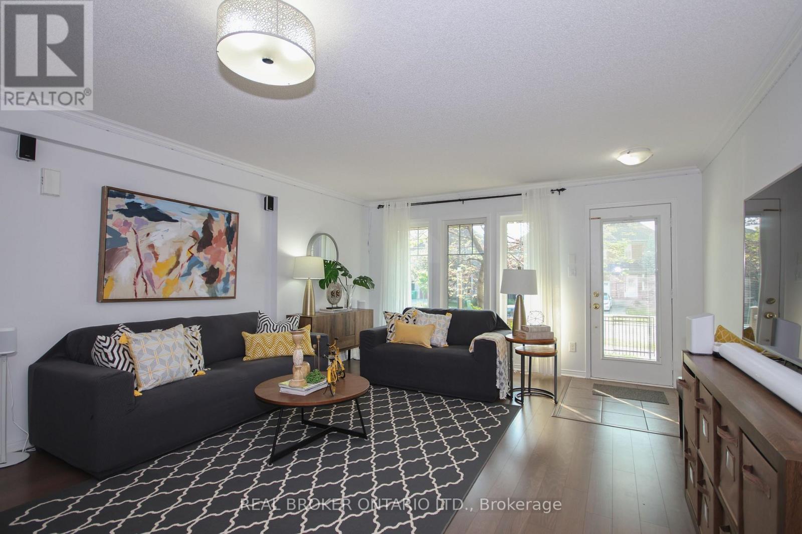 9 - 3200 Bentley Drive, Mississauga, ON - Indoor Photo Showing Living Room