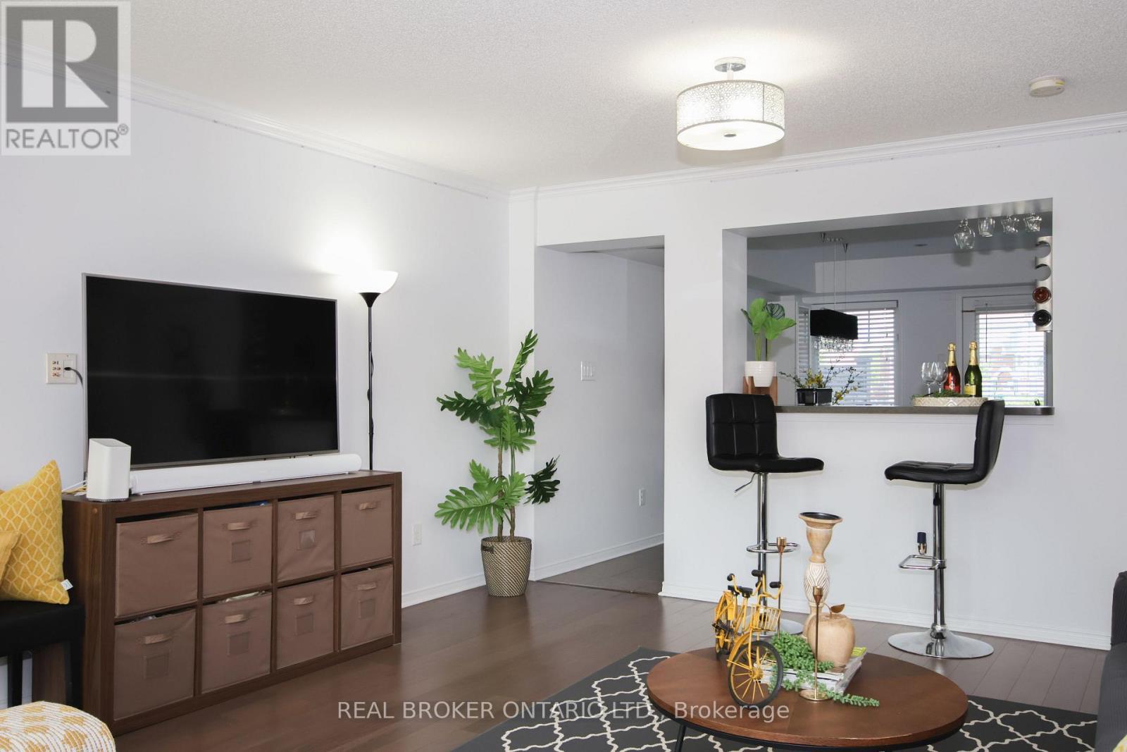 9 - 3200 Bentley Drive, Mississauga, ON - Indoor Photo Showing Living Room