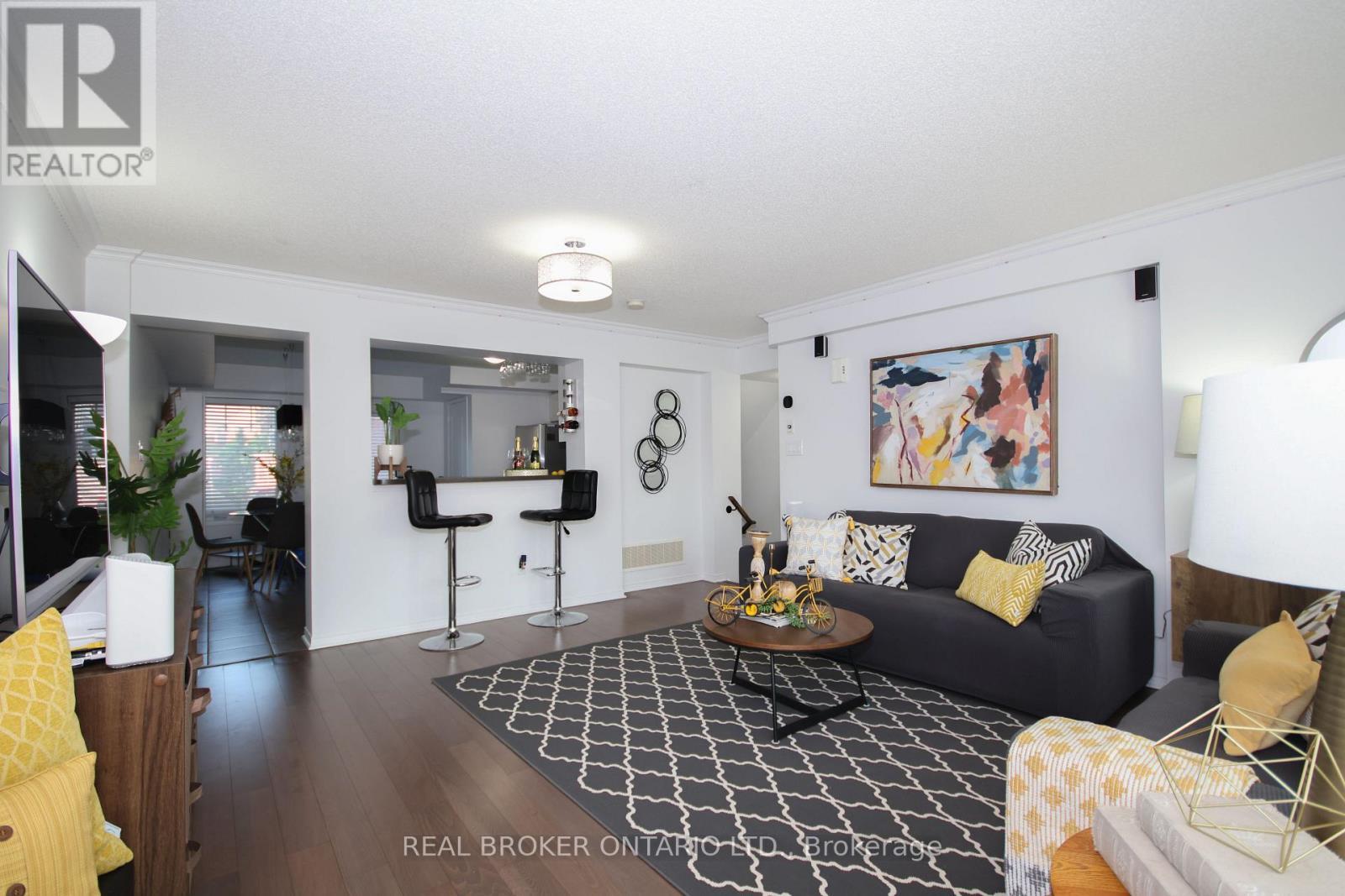 9 - 3200 Bentley Drive, Mississauga, ON - Indoor Photo Showing Living Room
