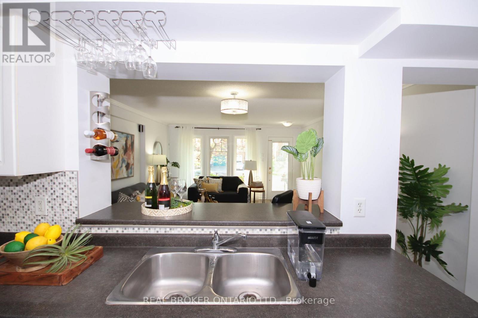 9 - 3200 Bentley Drive, Mississauga, ON - Indoor Photo Showing Kitchen With Double Sink