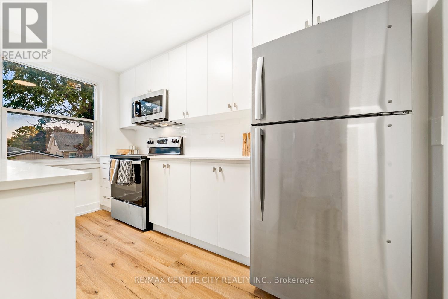 11 - 232 Elm Street, St. Thomas, ON - Indoor Photo Showing Kitchen