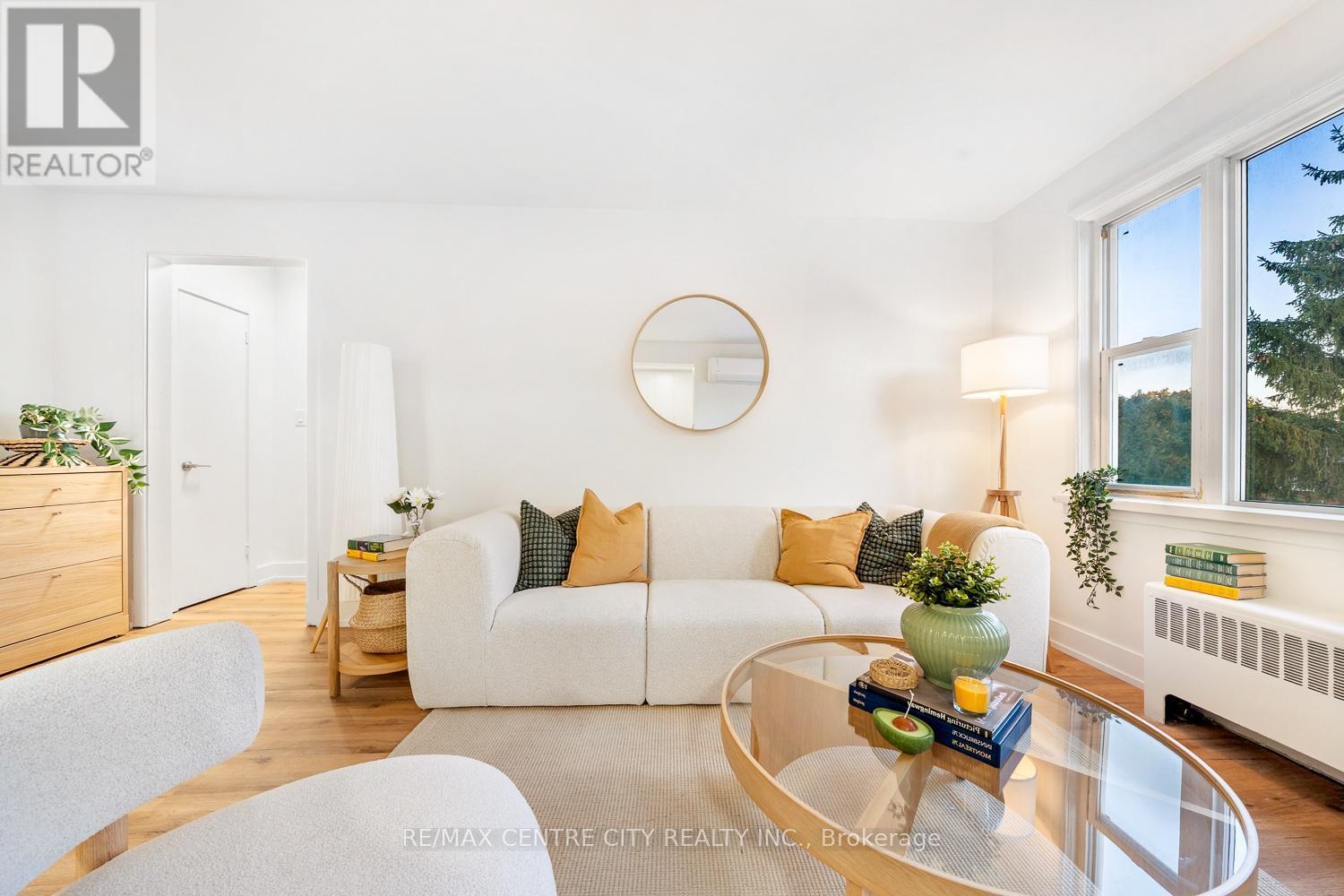 4 - 232 Elm Street, St. Thomas, ON - Indoor Photo Showing Living Room