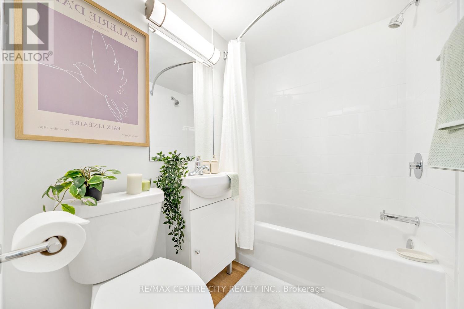 4 - 232 Elm Street, St. Thomas, ON - Indoor Photo Showing Bathroom