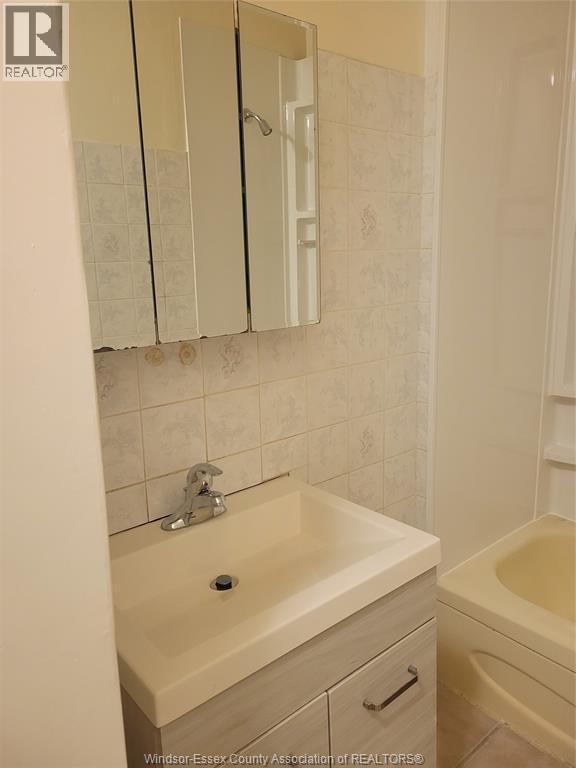821 Bruce Avenue Unit# 1, Windsor, ON - Indoor Photo Showing Bathroom