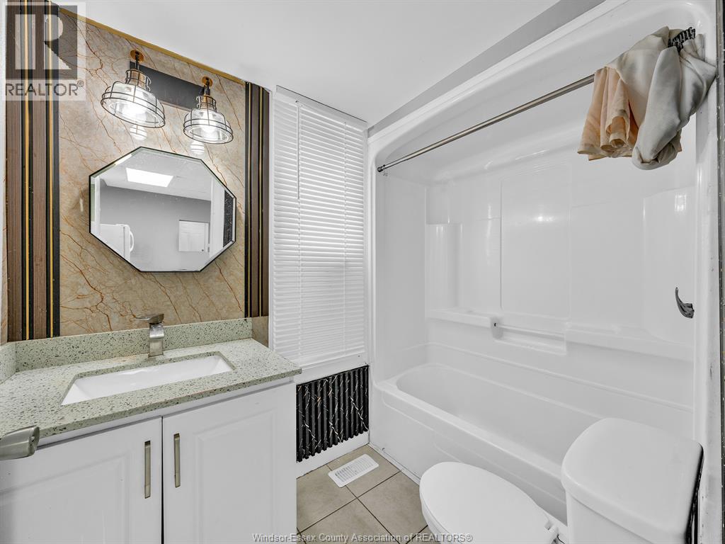 1153 University, Windsor, ON - Indoor Photo Showing Bathroom