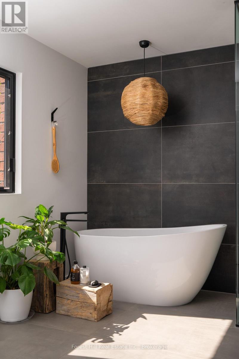 854 Sixth Street, Clearview, ON - Indoor Photo Showing Bathroom