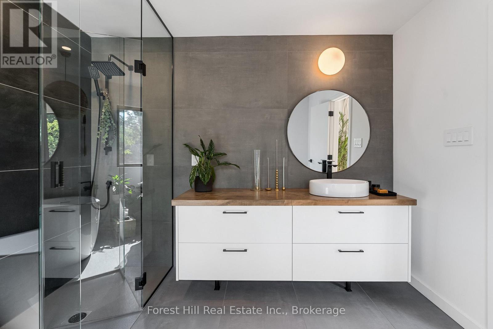 854 Sixth Street, Clearview, ON - Indoor Photo Showing Bathroom