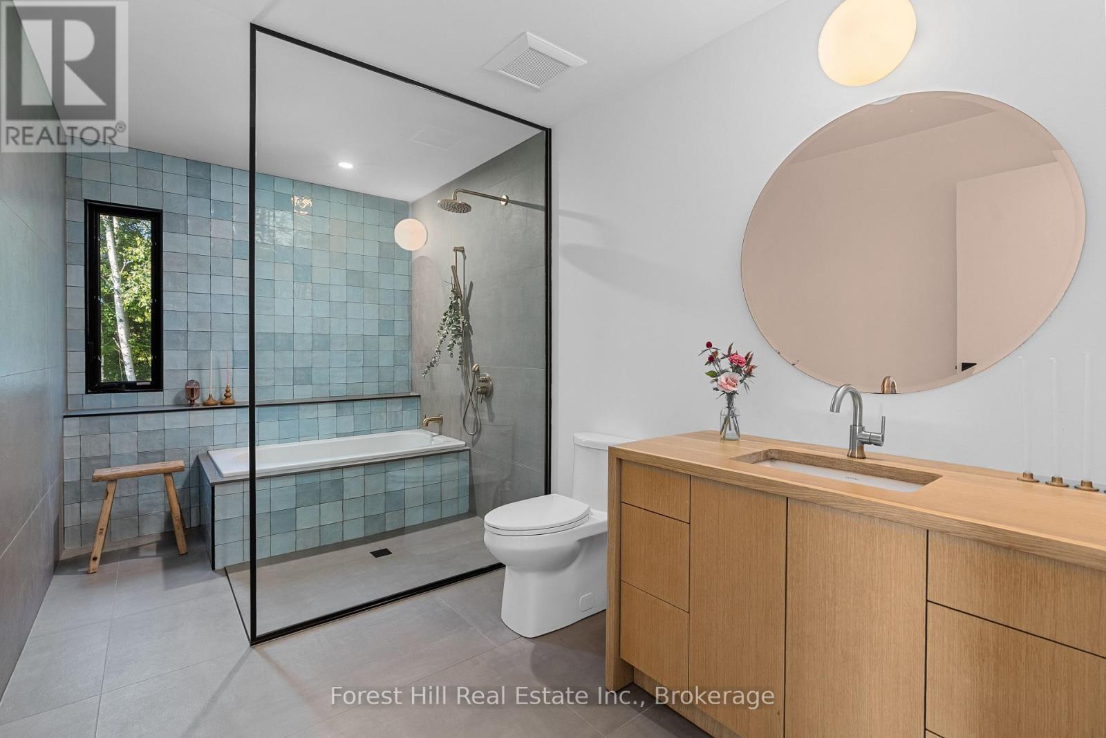 854 Sixth Street, Clearview, ON - Indoor Photo Showing Bathroom