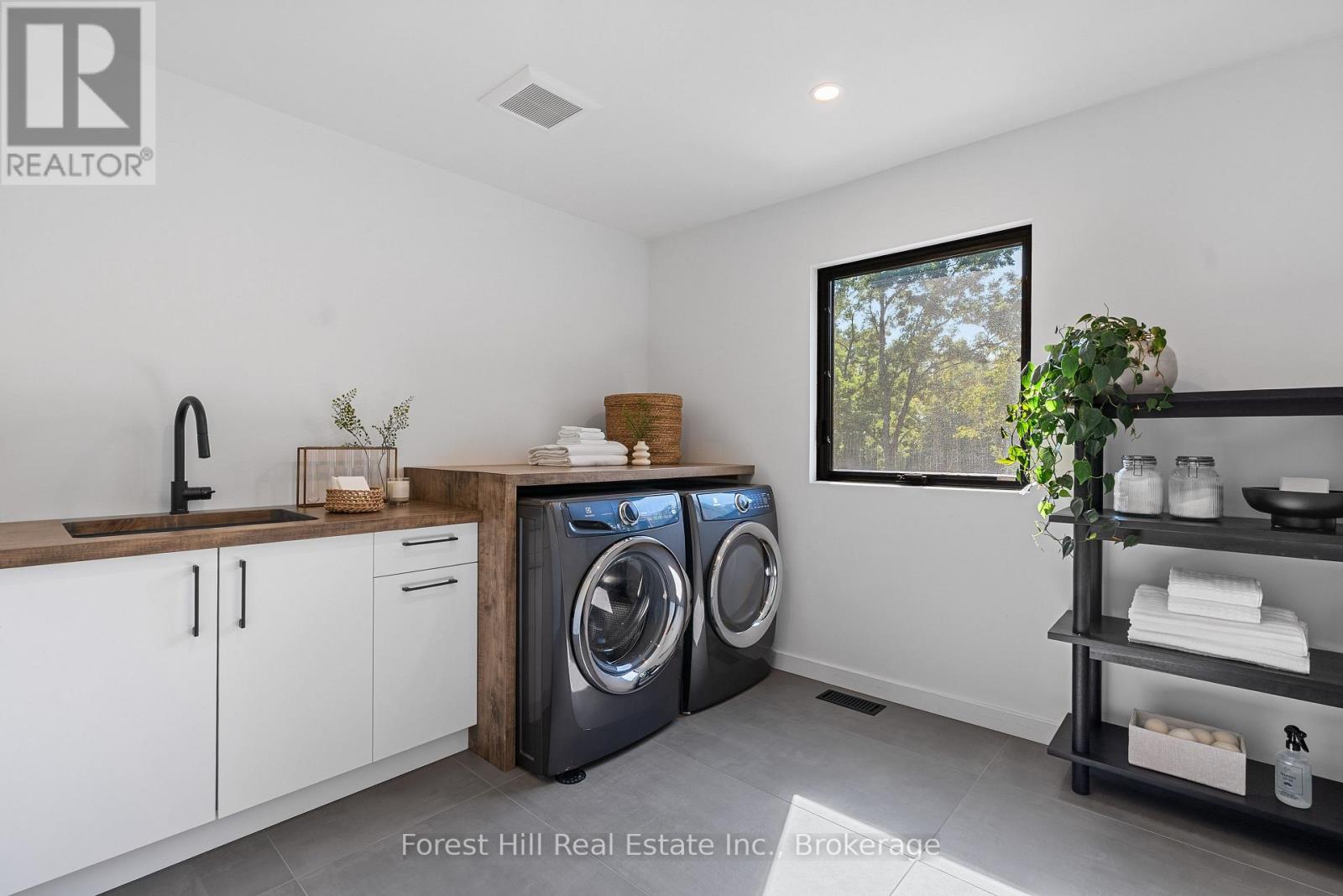 854 Sixth Street, Clearview, ON - Indoor Photo Showing Laundry Room