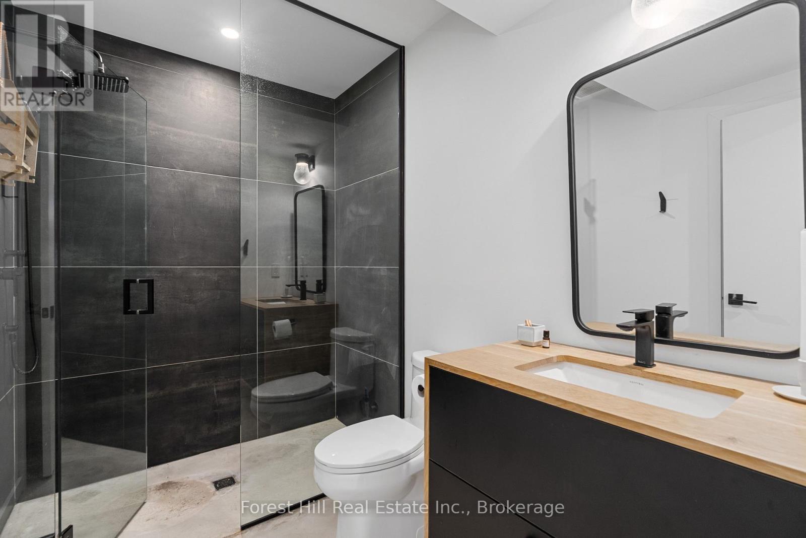 854 Sixth Street, Clearview, ON - Indoor Photo Showing Bathroom