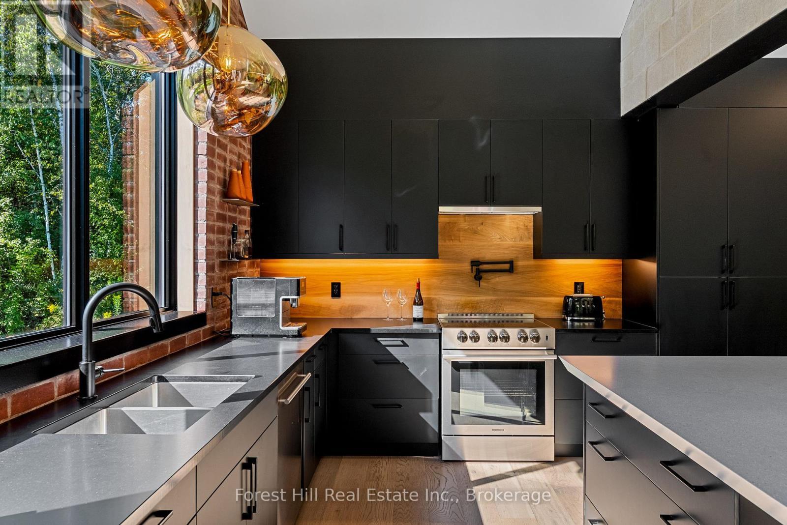854 Sixth Street, Clearview, ON - Indoor Photo Showing Kitchen With Stainless Steel Kitchen With Double Sink