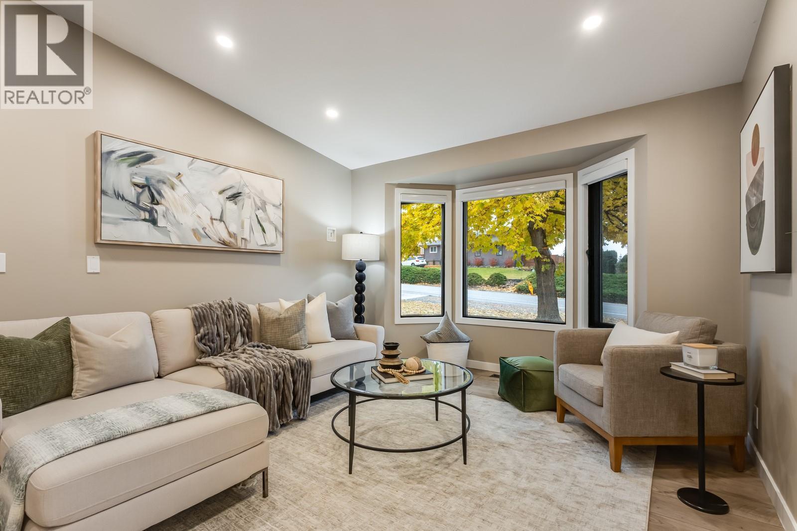 1932 Horizon Drive, West Kelowna, BC - Indoor Photo Showing Living Room