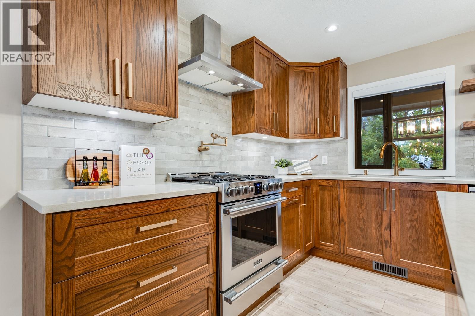 1932 Horizon Drive, West Kelowna, BC - Indoor Photo Showing Kitchen With Upgraded Kitchen