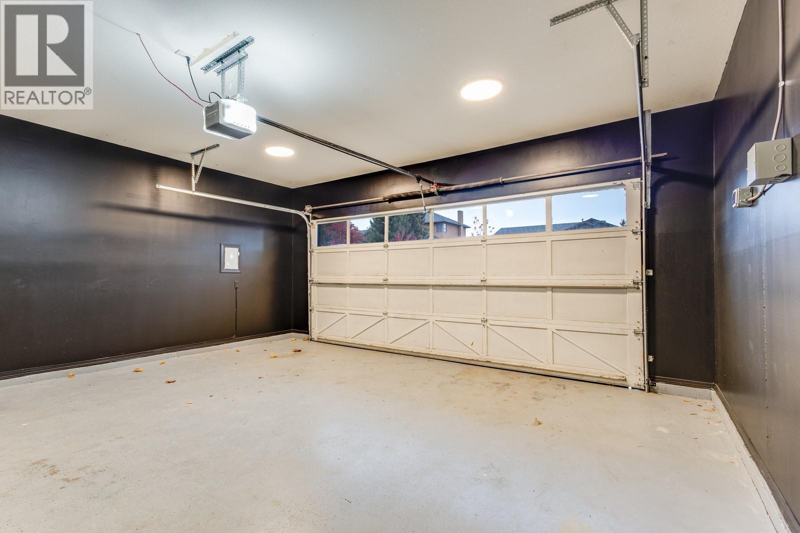 1932 Horizon Drive, West Kelowna, BC - Indoor Photo Showing Garage
