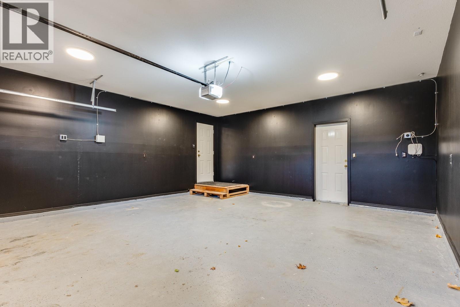 1932 Horizon Drive, West Kelowna, BC - Indoor Photo Showing Garage