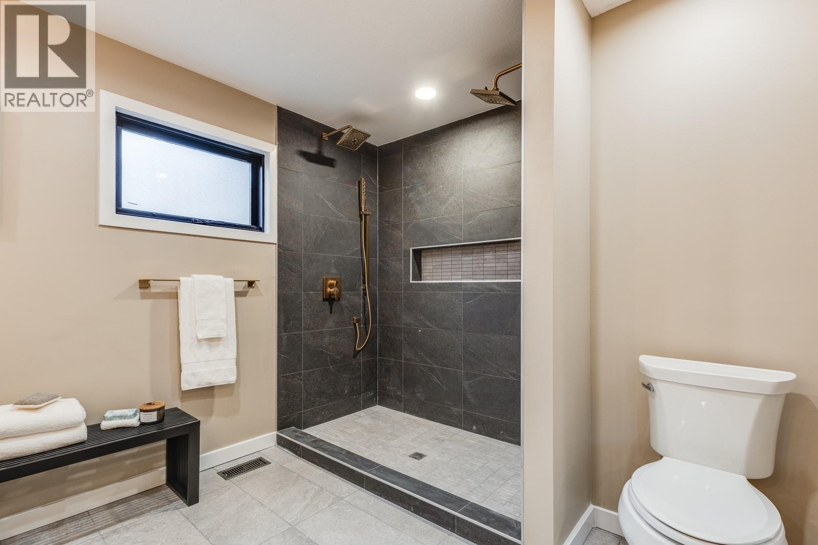 1932 Horizon Drive, West Kelowna, BC - Indoor Photo Showing Bathroom