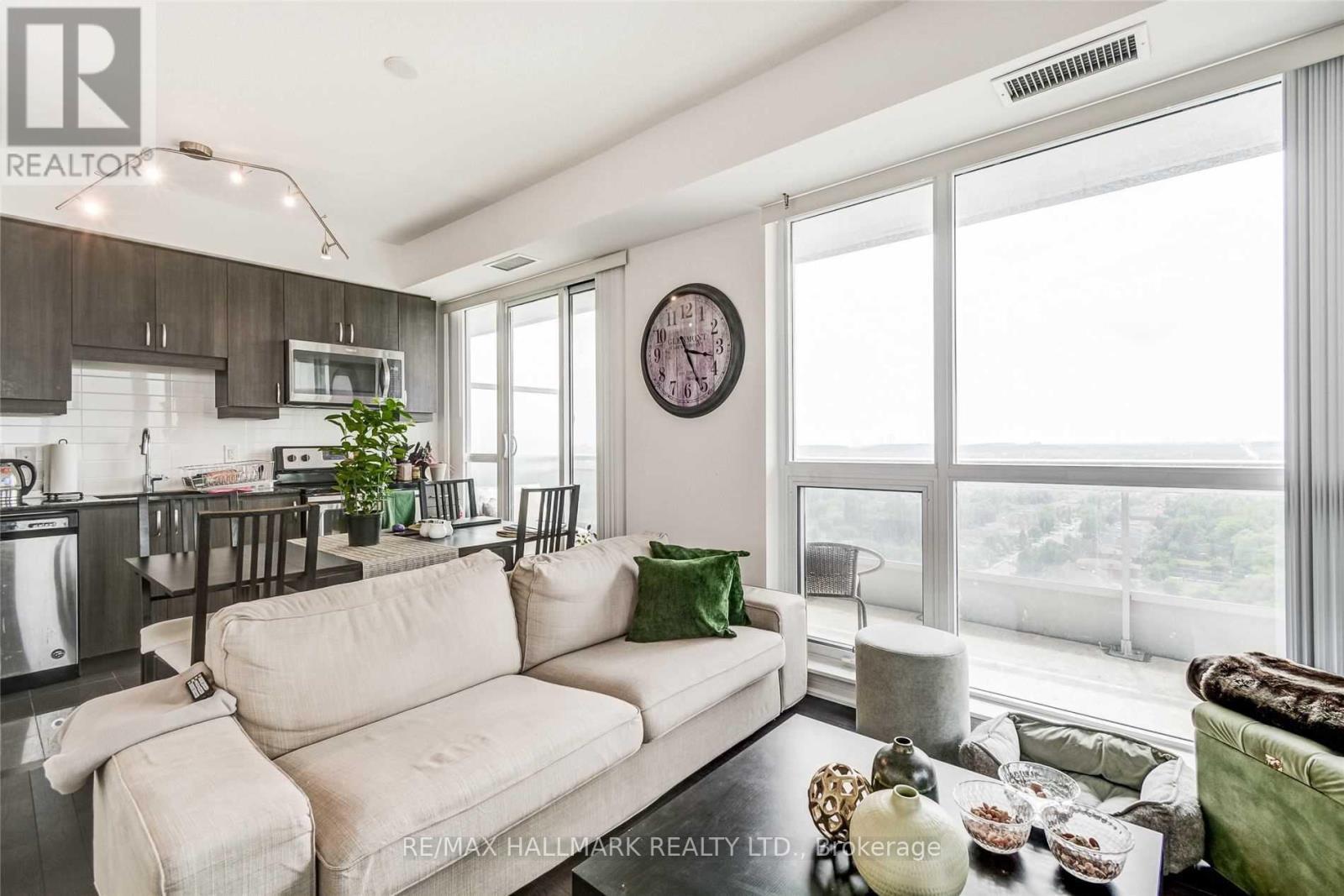1911Nw - 9201 Yonge Street, Richmond Hill, ON - Indoor Photo Showing Living Room