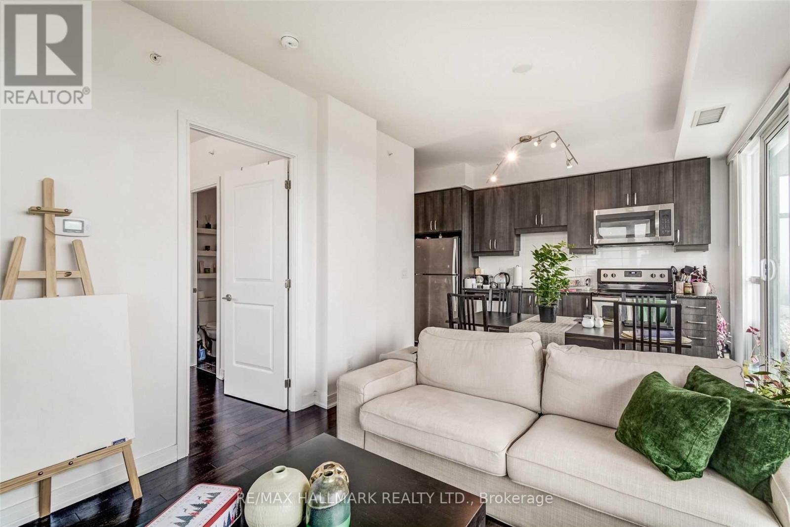 1911Nw - 9201 Yonge Street, Richmond Hill, ON - Indoor Photo Showing Living Room