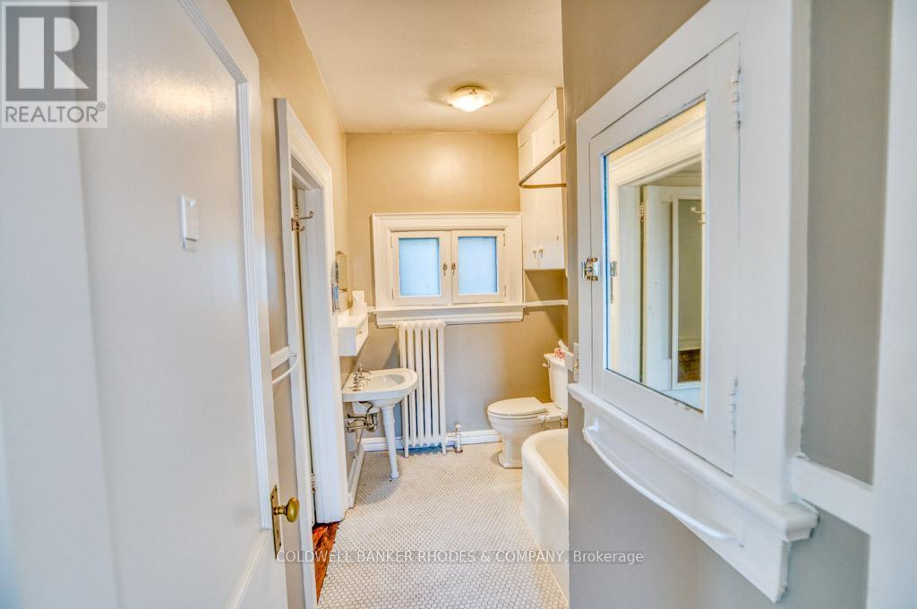 4 pc bathroom - #1 On 2Nd Floor - 8 1/2 Range Road, Ottawa, ON