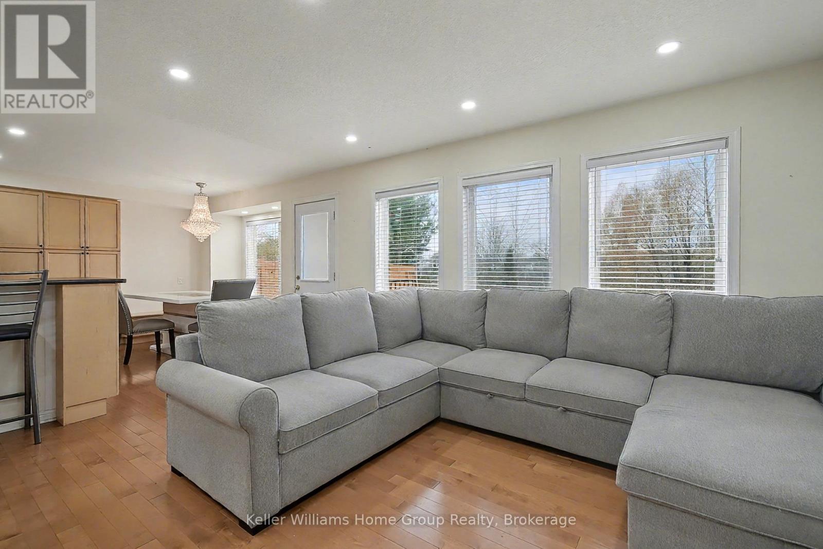 24 Baintree Way, Cambridge, ON - Indoor Photo Showing Living Room