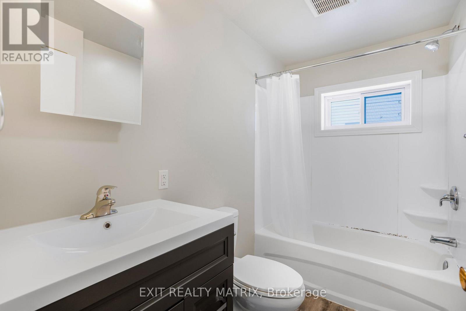 29 Peter Street, Champlain, ON - Indoor Photo Showing Bathroom
