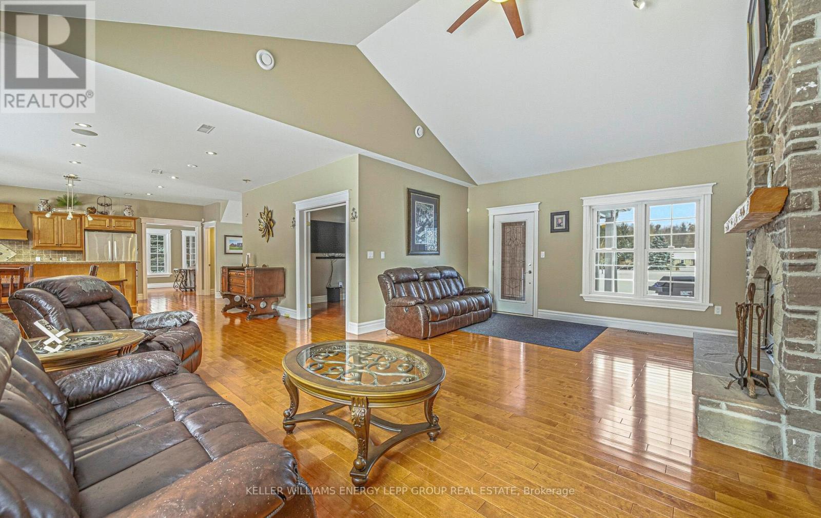 881 Carmel Crescent, Cavan Monaghan (Cavan Twp), ON - Indoor Photo Showing Living Room