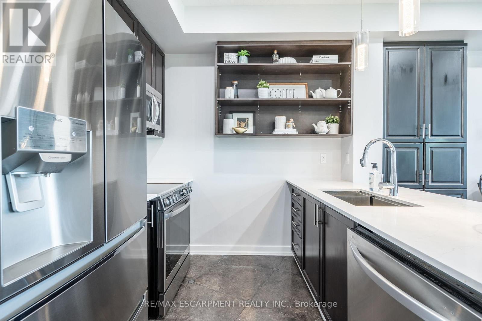 422 - 125 Shoreview Place, Hamilton, ON - Indoor Photo Showing Kitchen With Stainless Steel Kitchen With Double Sink With Upgraded Kitchen