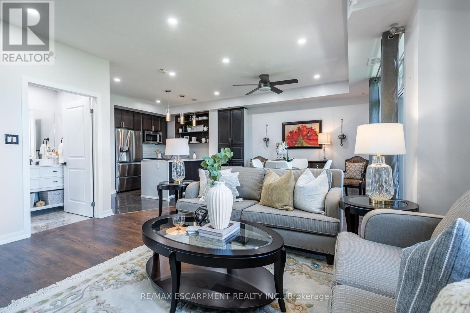 422 - 125 Shoreview Place, Hamilton, ON - Indoor Photo Showing Living Room