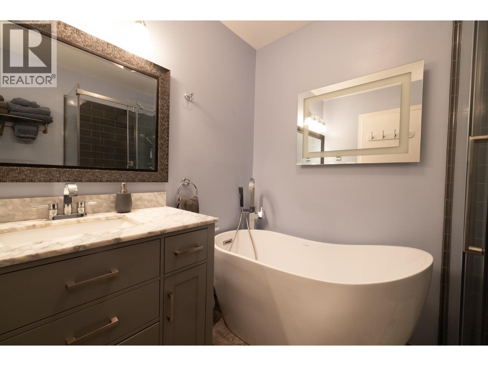 Main bathroom - 36 Mt Klauer Street, Fernie, BC - Indoor Photo Showing Bathroom