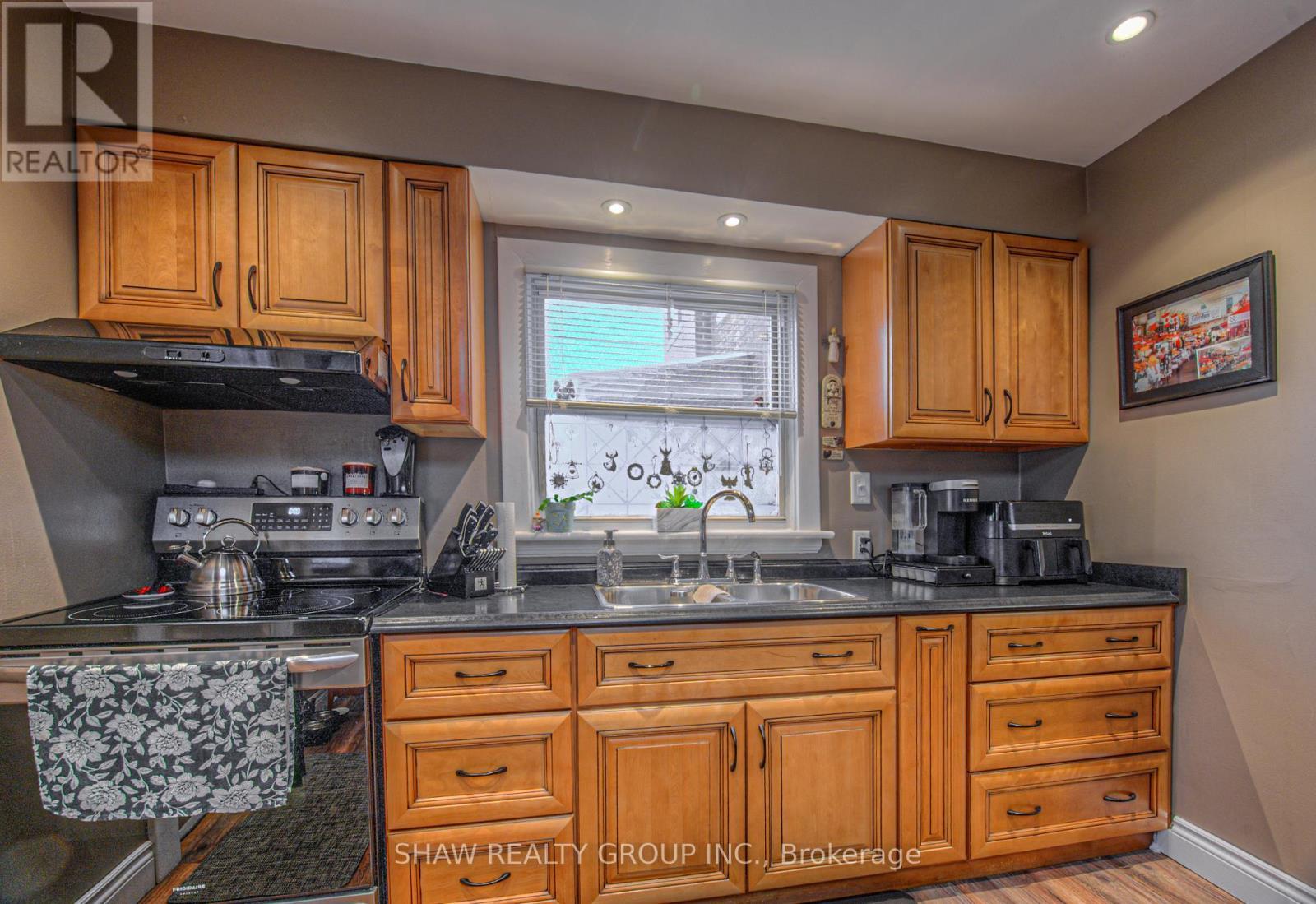 81 Beechwood Avenue, Hamilton, ON - Indoor Photo Showing Kitchen With Double Sink