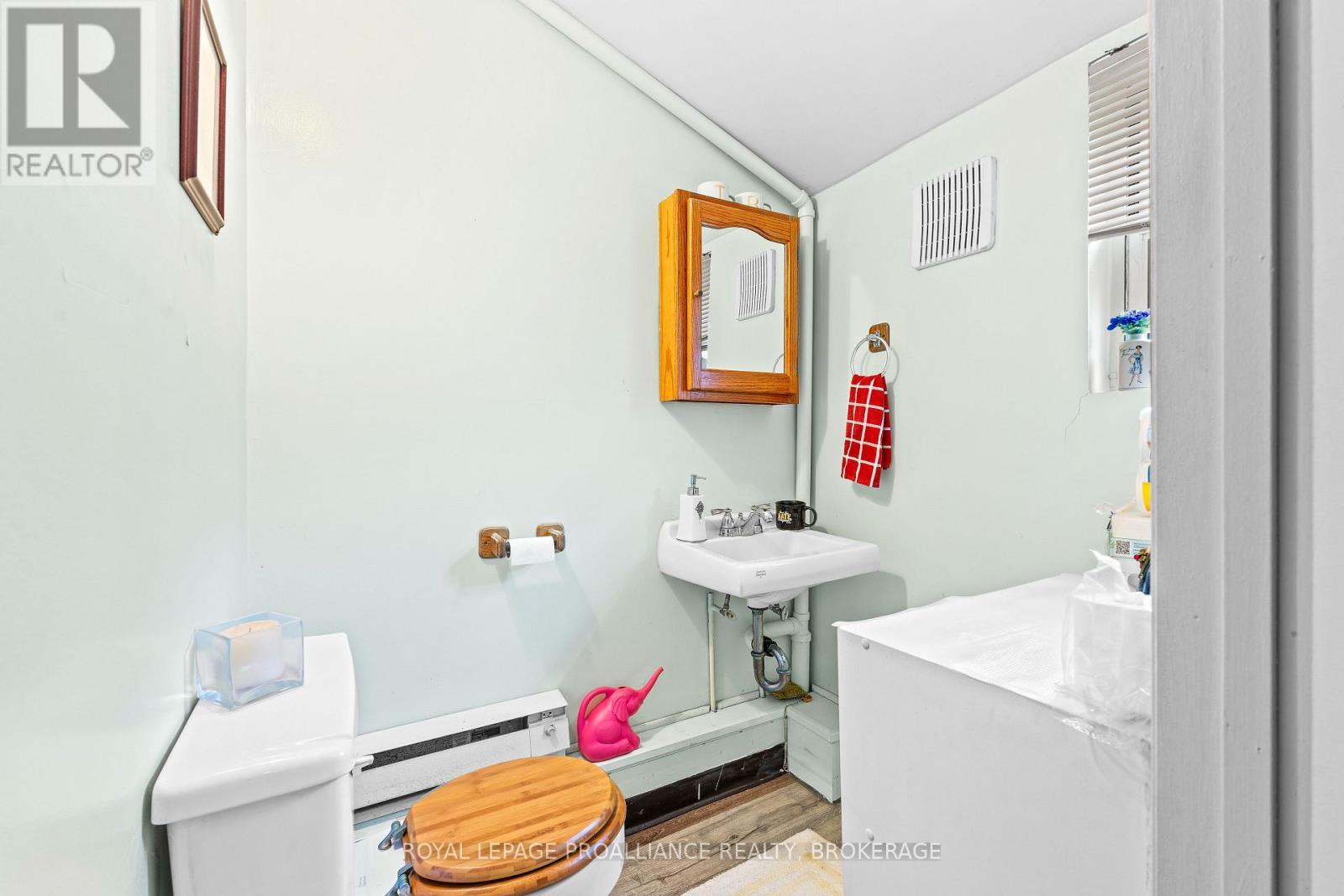 274 Wellington Street, Kingston (East Of Sir John A. Blvd), ON - Indoor Photo Showing Bathroom