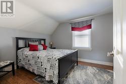 Second upper bedroom -