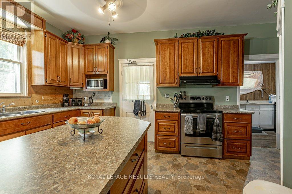 63 Shakespeare Street, Bayham (Port Burwell), ON - Indoor Photo Showing Kitchen With Double Sink