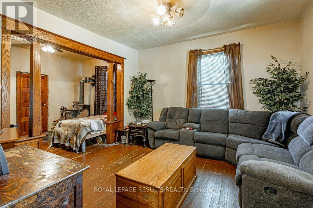 63 Shakespeare Street, Bayham (Port Burwell), ON - Indoor Photo Showing Living Room