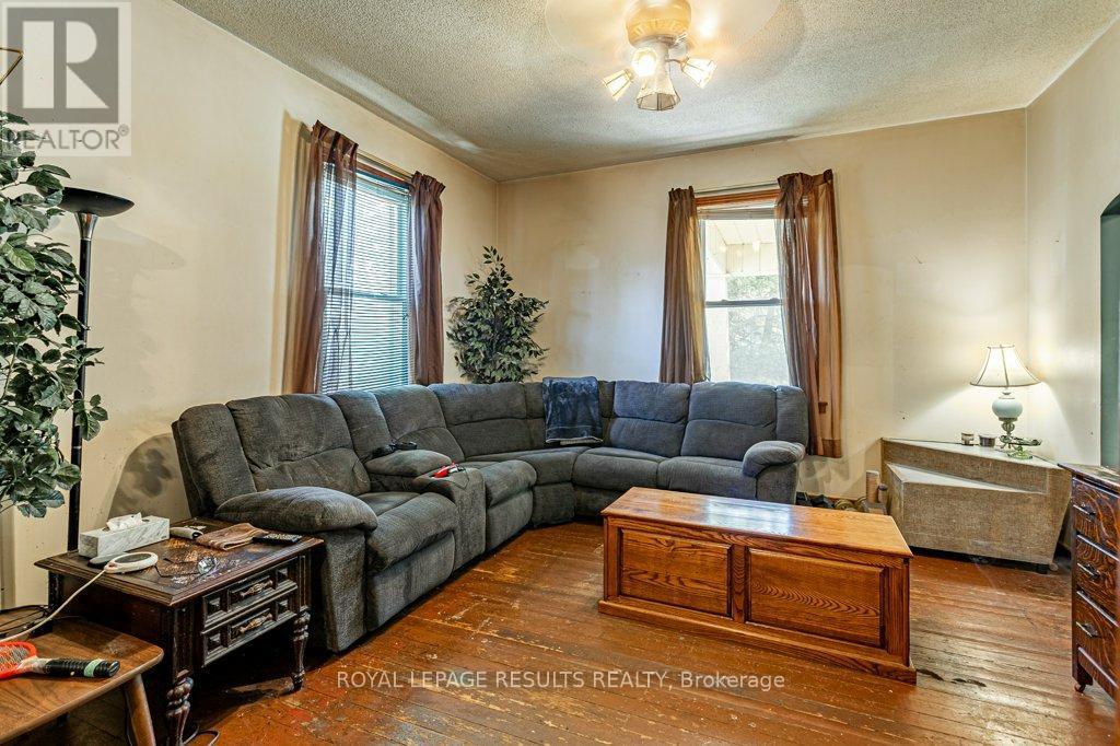 63 Shakespeare Street, Bayham (Port Burwell), ON - Indoor Photo Showing Living Room