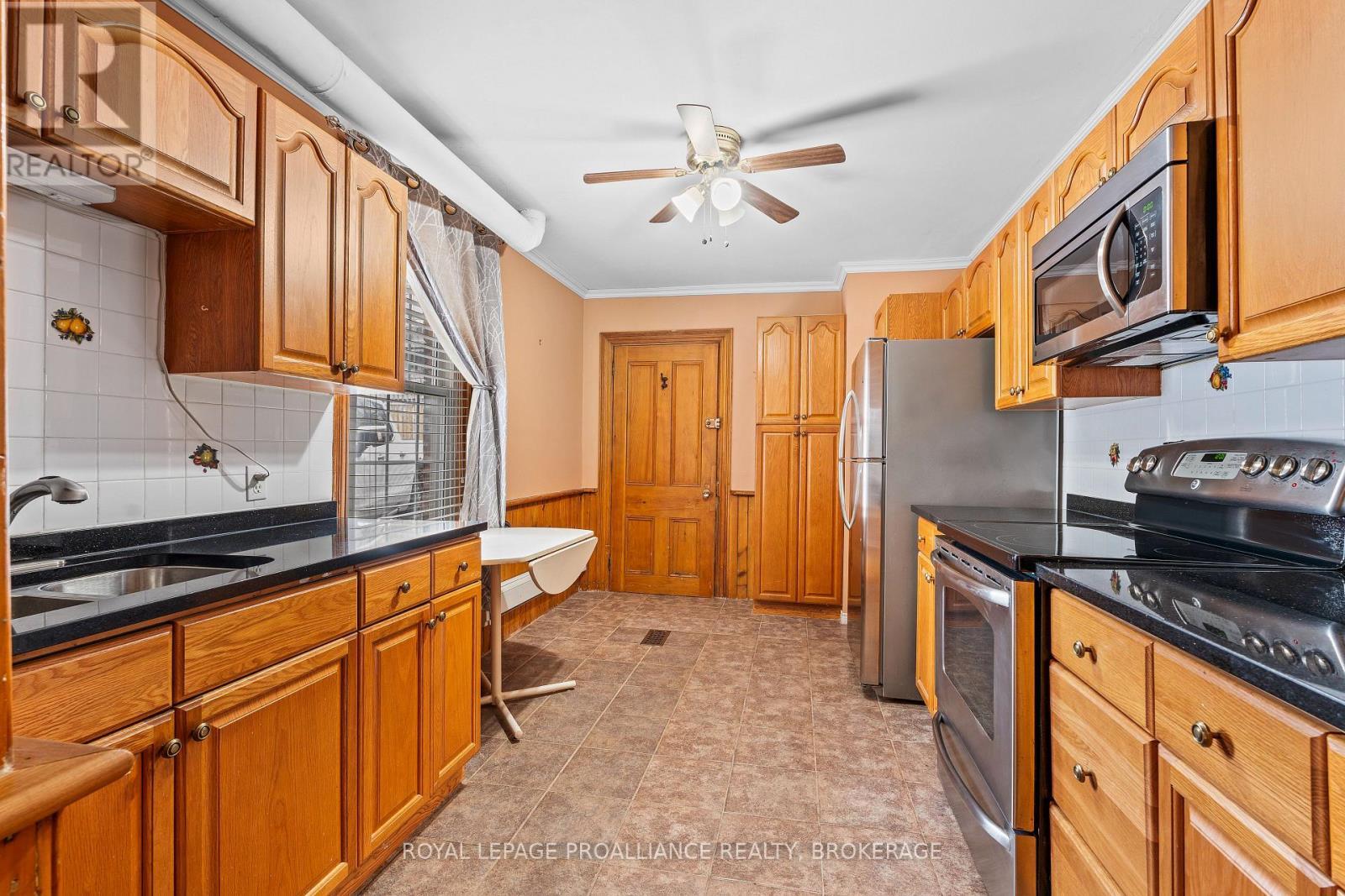 270 Wellington Street, Kingston (East Of Sir John A. Blvd), ON - Indoor Photo Showing Kitchen