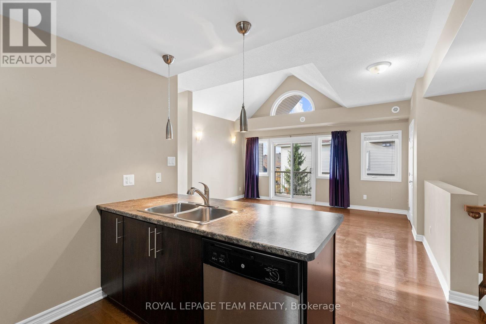 L - 767 Cedar Creek Drive, Ottawa, ON - Indoor Photo Showing Kitchen With Double Sink