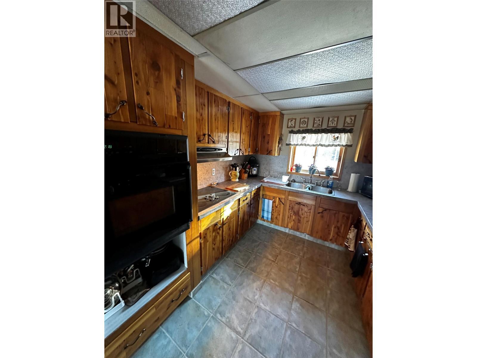 2959 Sawchuk Road, Chetwynd, BC - Indoor Photo Showing Kitchen With Double Sink
