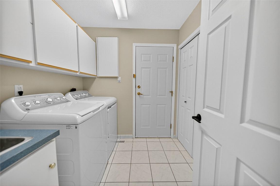 800 16Th Street, Cranbrook, BC - Indoor Photo Showing Laundry Room