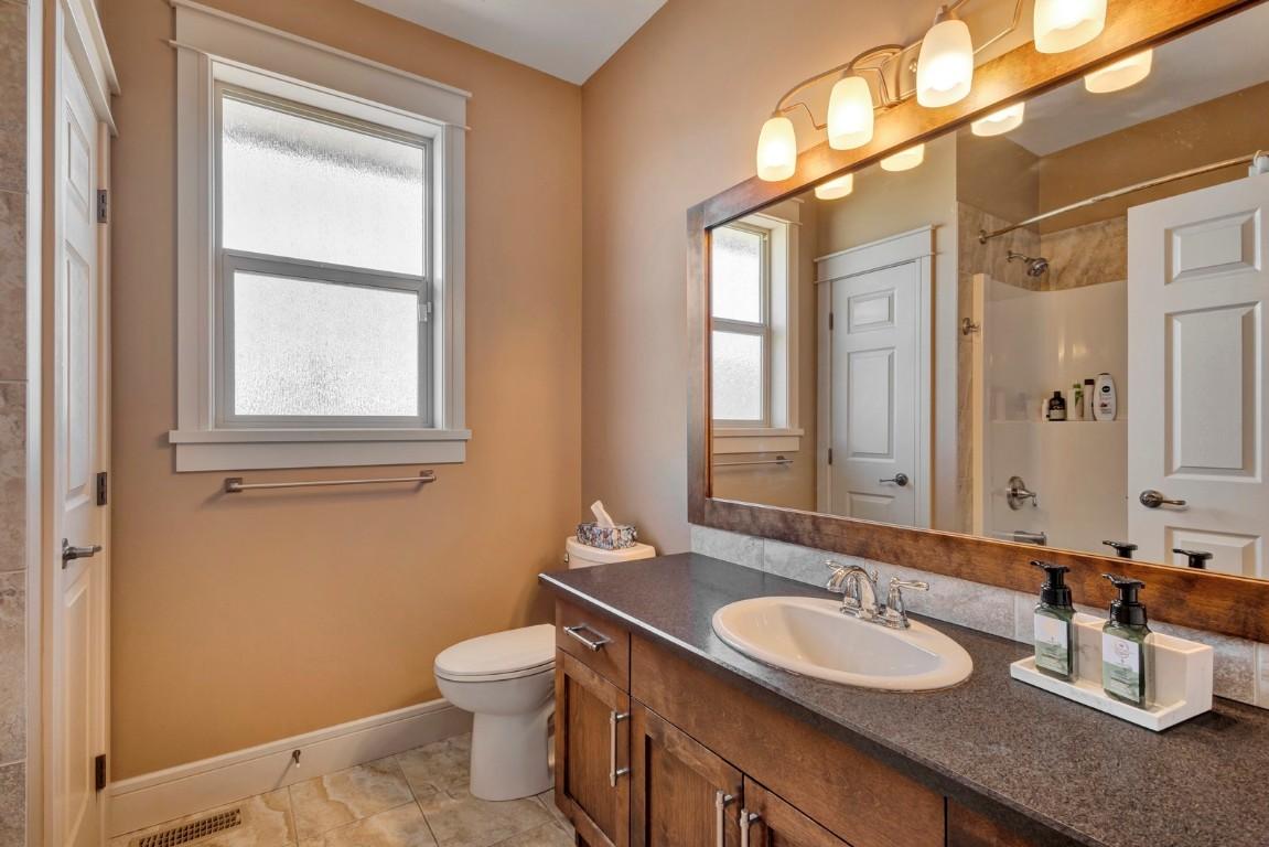 1205 Loseth Drive, Kelowna, BC - Indoor Photo Showing Bathroom
