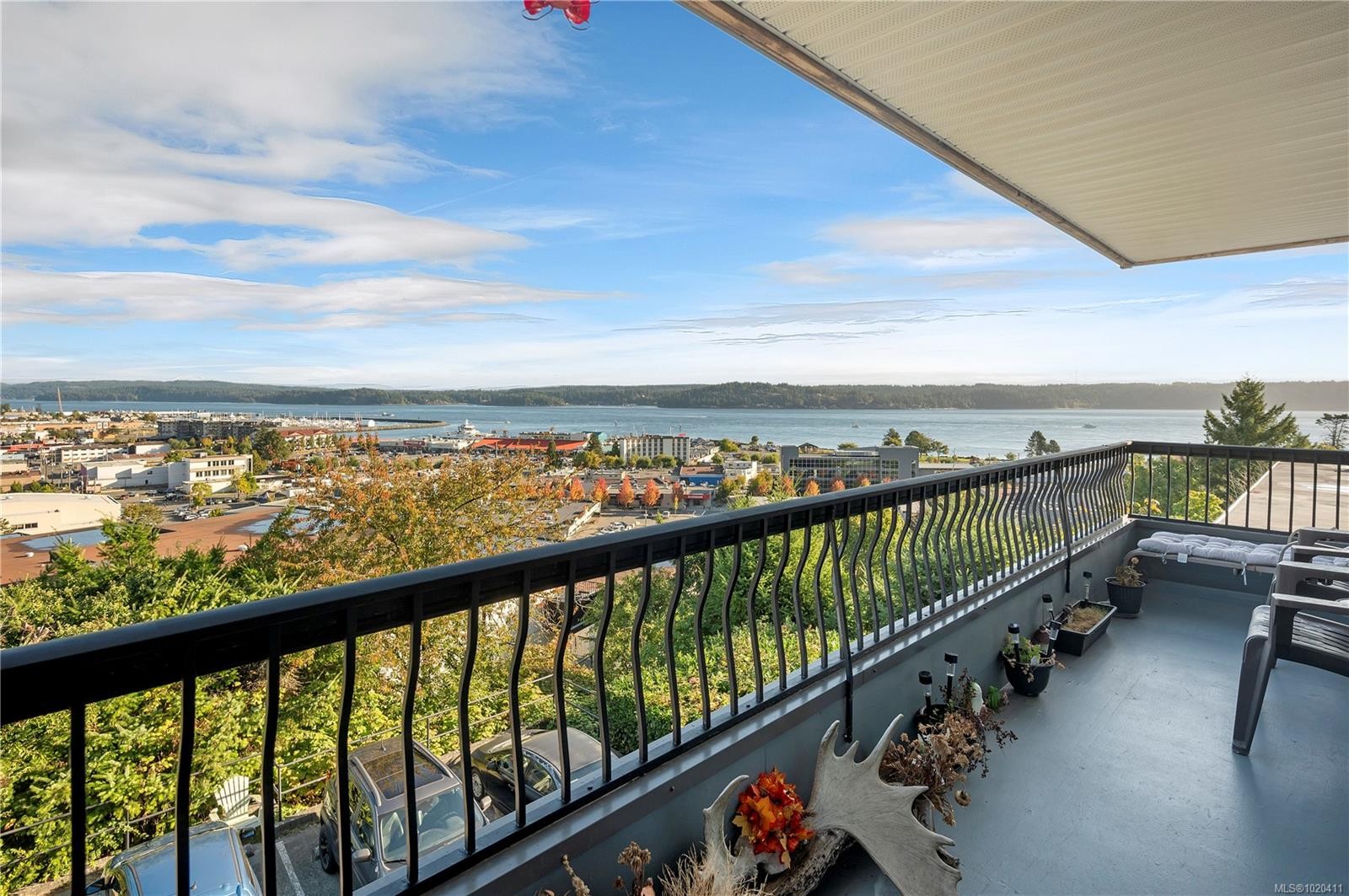 204-907 Cedar St, Campbell River, BC - Outdoor With Body Of Water With Balcony With View With Exterior