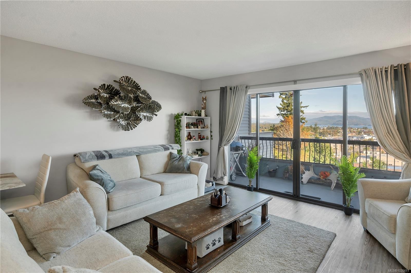 204-907 Cedar St, Campbell River, BC - Indoor Photo Showing Living Room
