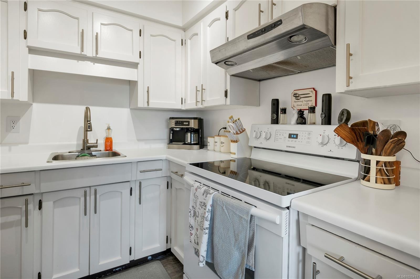 204-907 Cedar St, Campbell River, BC - Indoor Photo Showing Kitchen