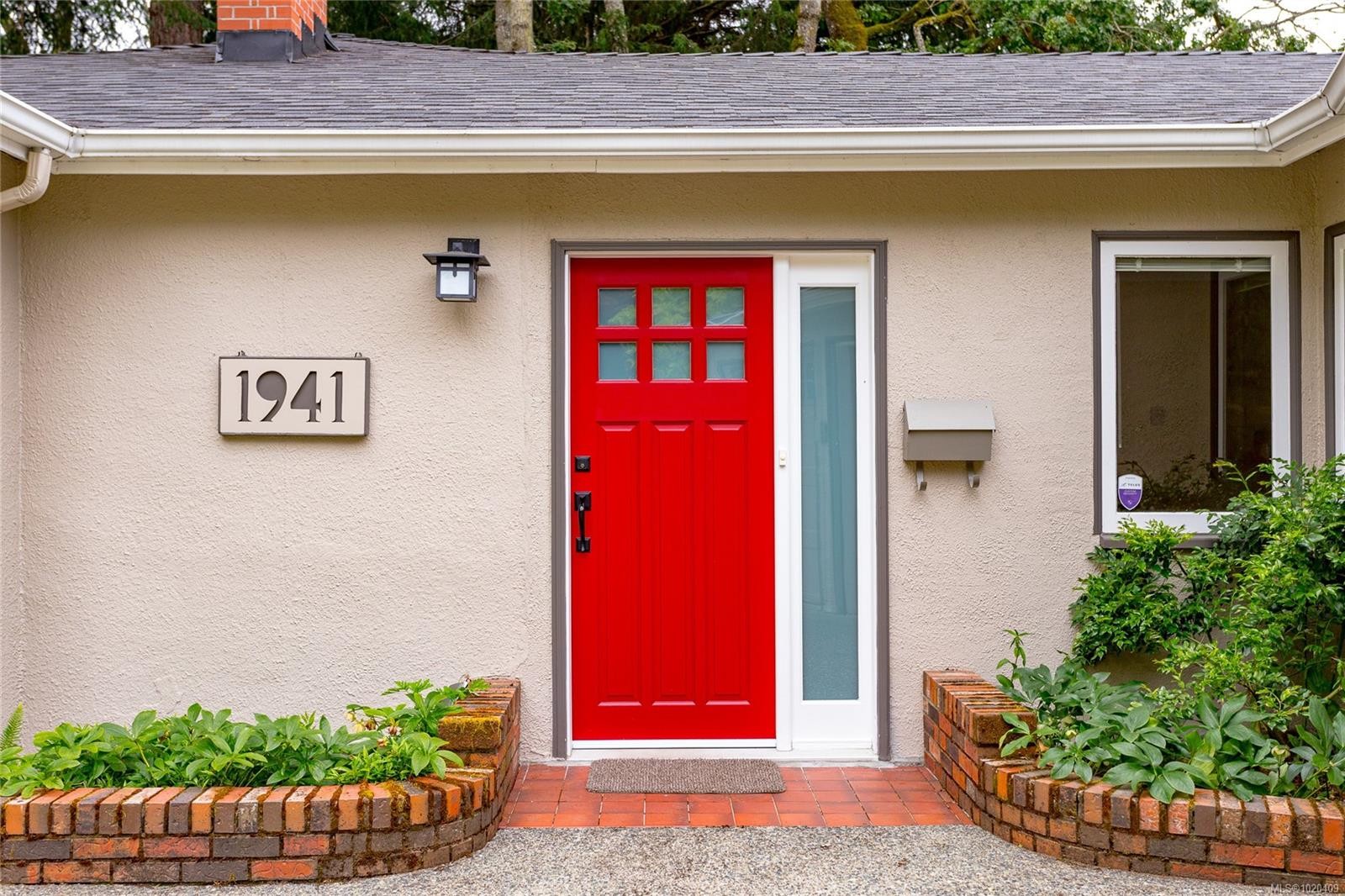 1941 Mayfair Dr, Saanich, BC