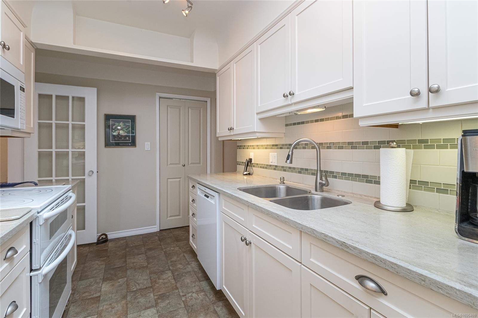 1941 Mayfair Dr, Saanich, BC