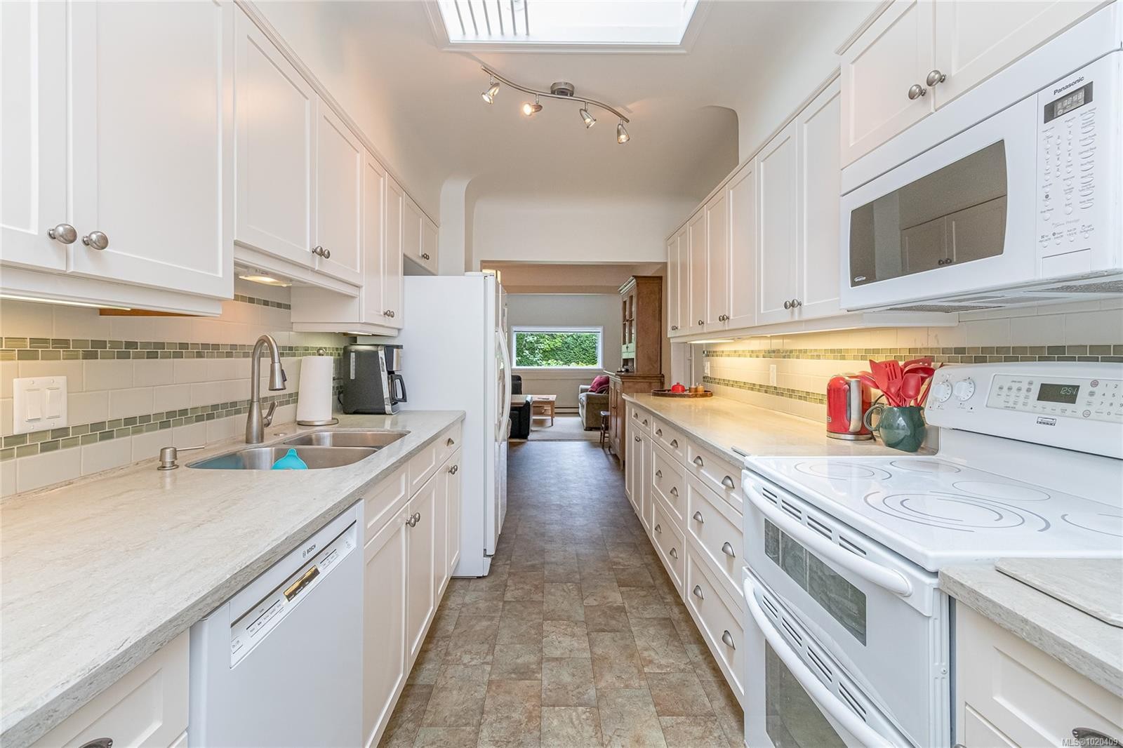 1941 Mayfair Dr, Saanich, BC