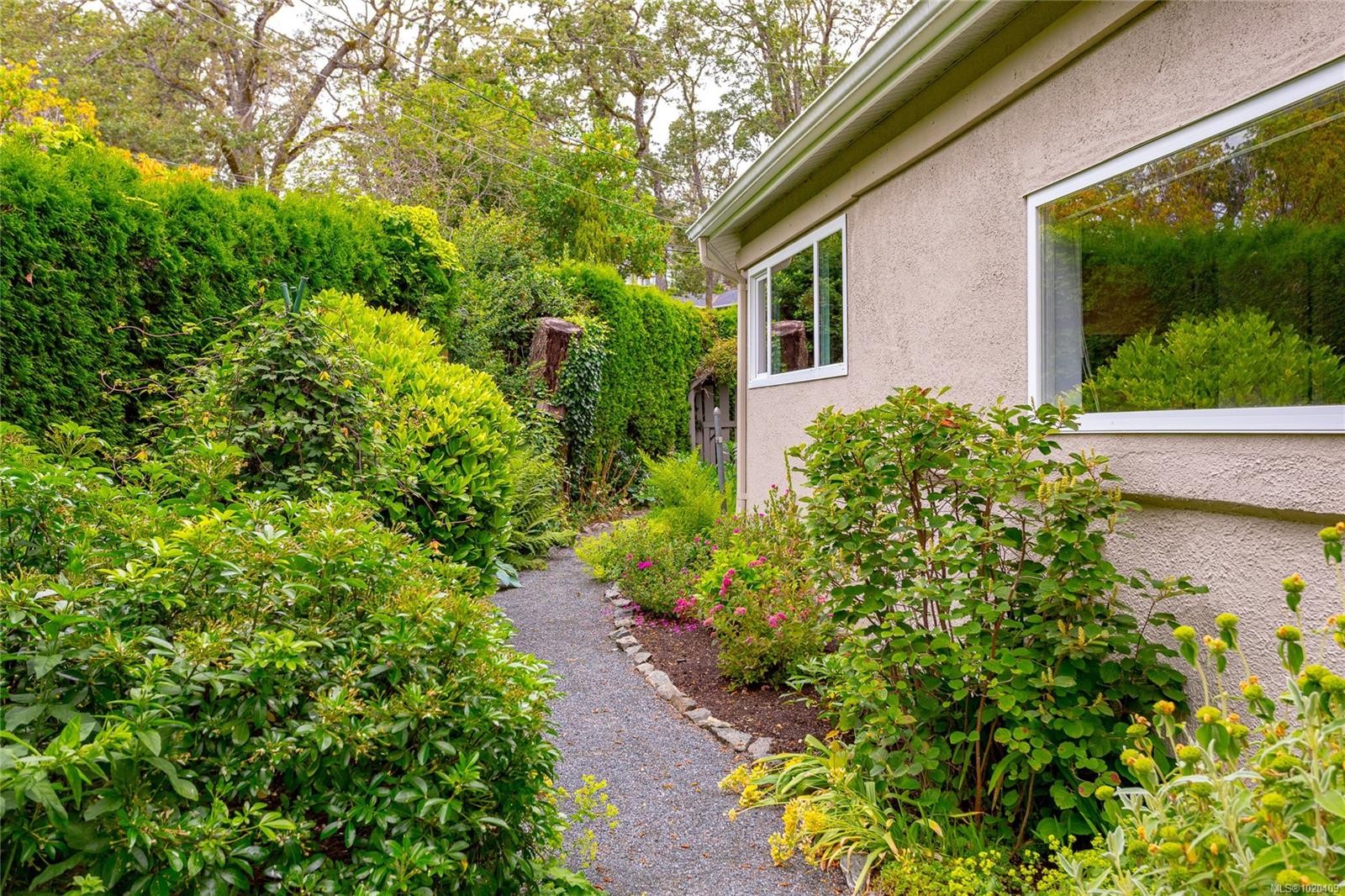 1941 Mayfair Dr, Saanich, BC