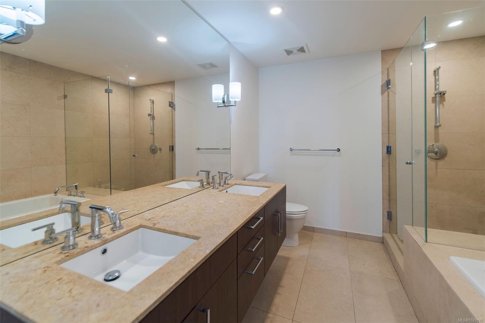 213-100 Saghalie Rd, Victoria, BC - Indoor Photo Showing Bathroom