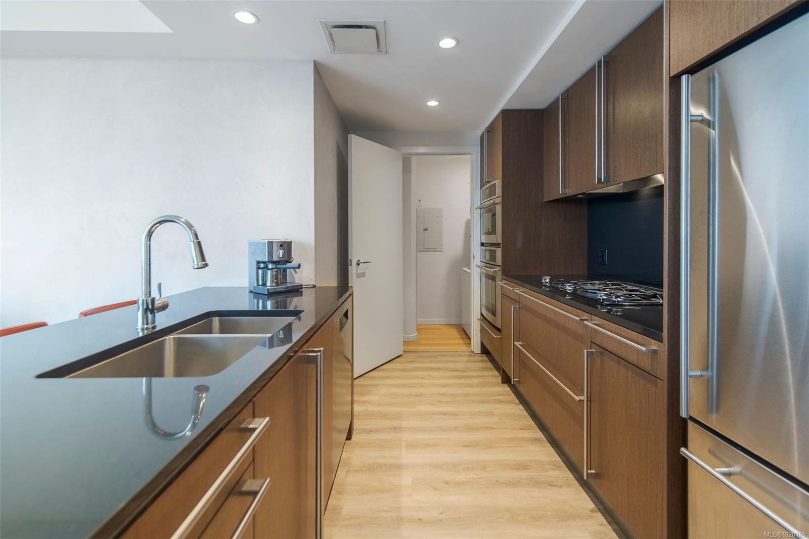 213-100 Saghalie Rd, Victoria, BC - Indoor Photo Showing Kitchen With Double Sink With Upgraded Kitchen