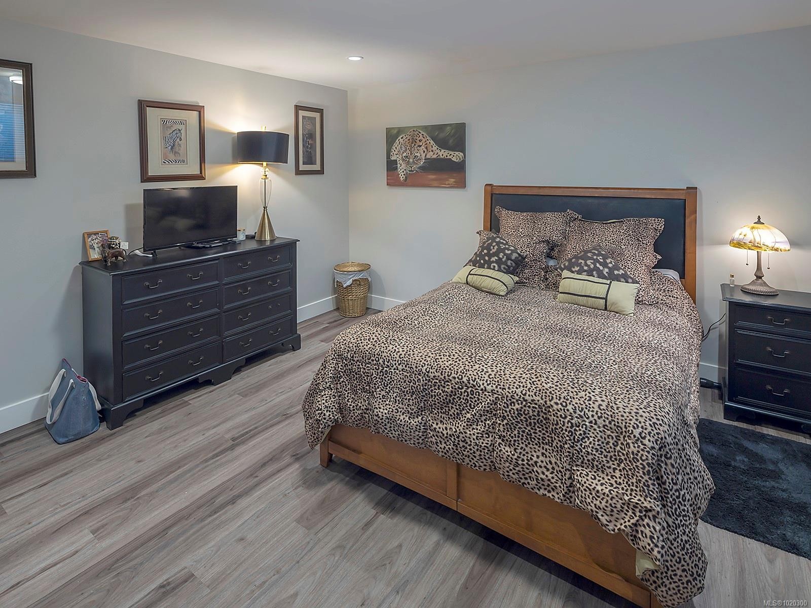 1480 Dallas Rd, Victoria, BC - Indoor Photo Showing Bedroom
